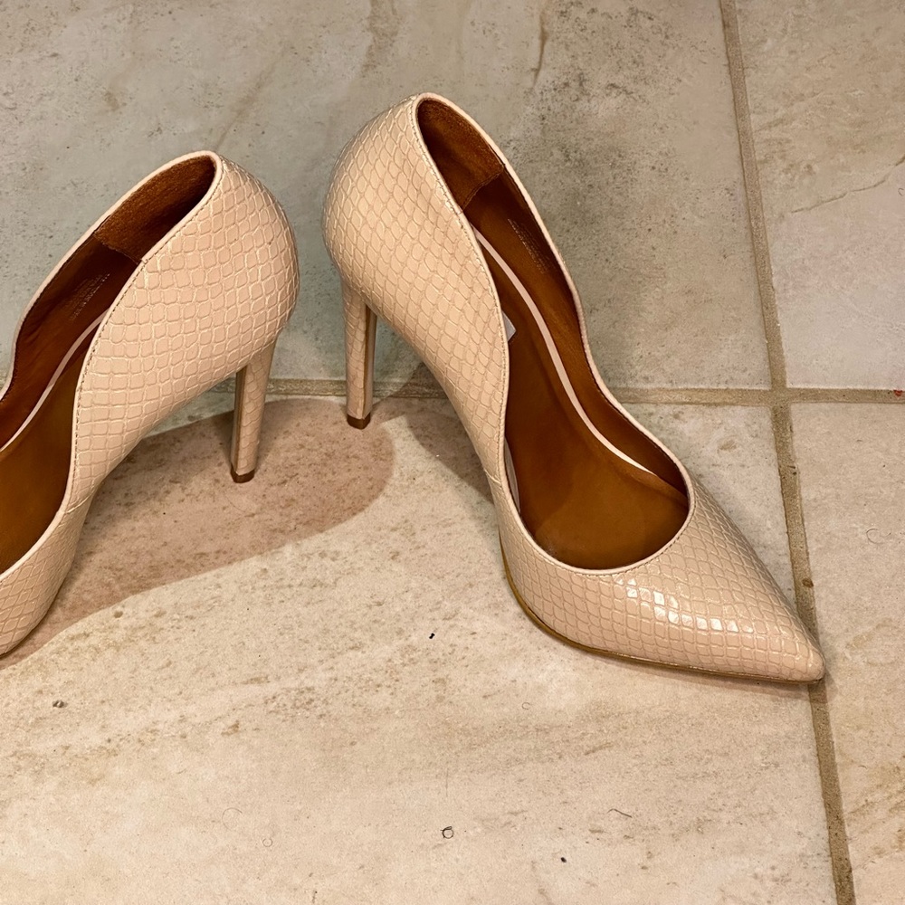 Tan pumps - Picture 2 of 4